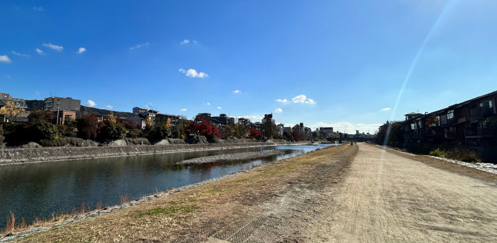 鴨川|川沿いの遊歩道の画像