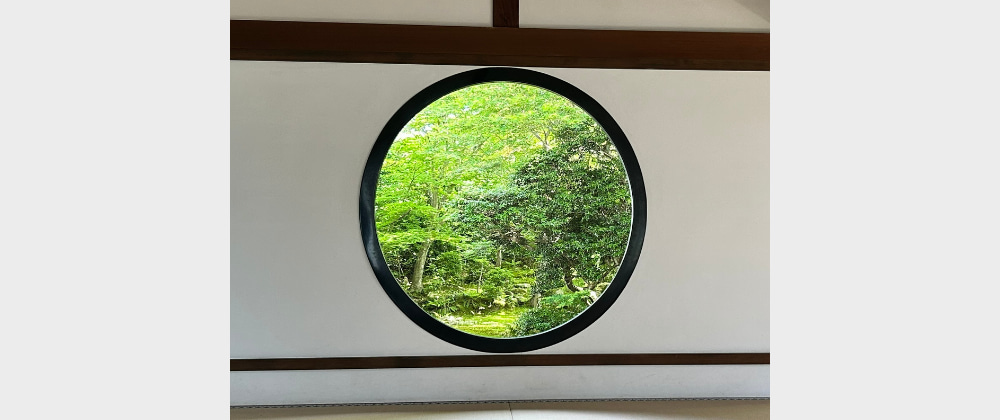 源光庵の丸窓(悟りの窓)の写真