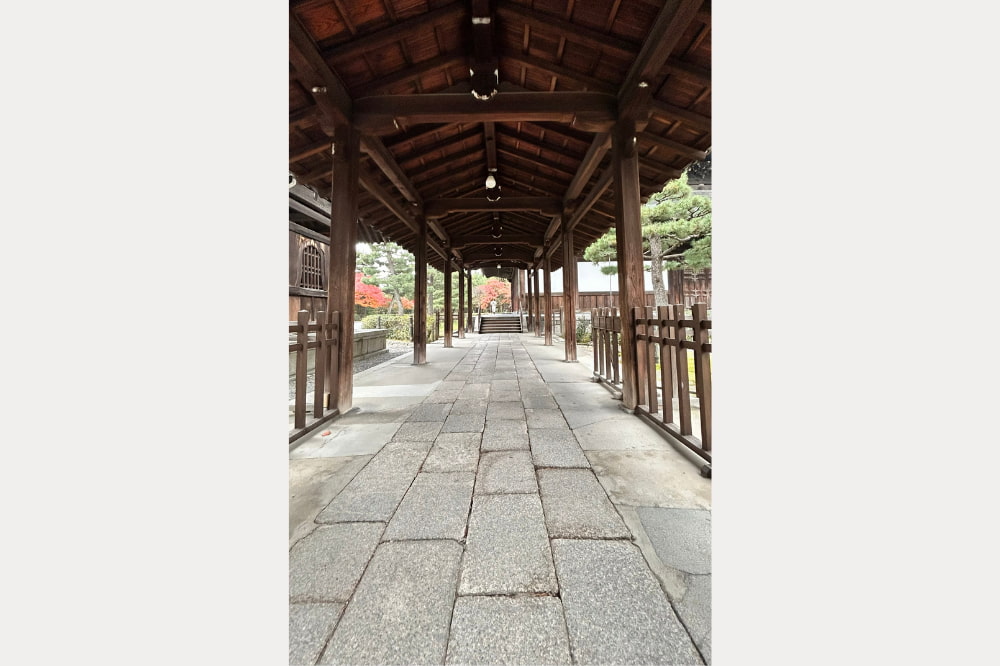 建仁寺の回廊。人の少ない通路が奥へと続く静かな空間