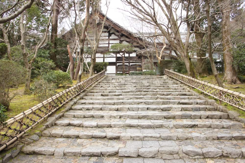 庫裡へ続く石段（龍安寺垣）の写真