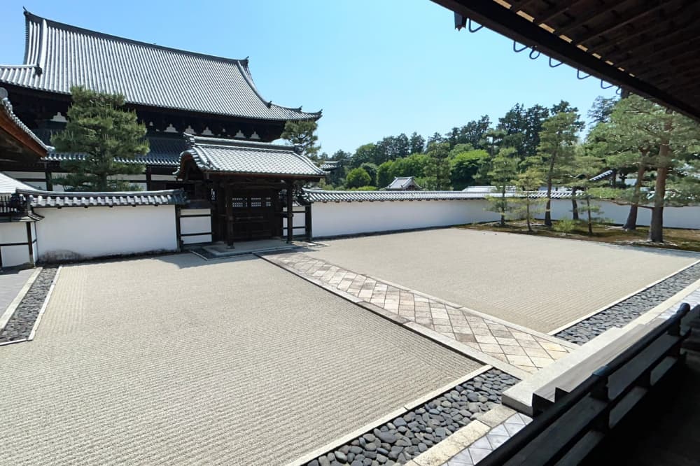 相国寺表方丈庭園に広がる砂庭と建物
