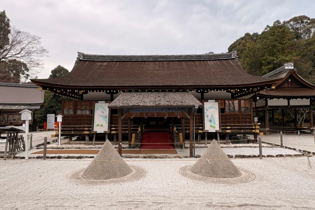 上賀茂神社記事のアイキャッチ画像（細殿前の立砂）