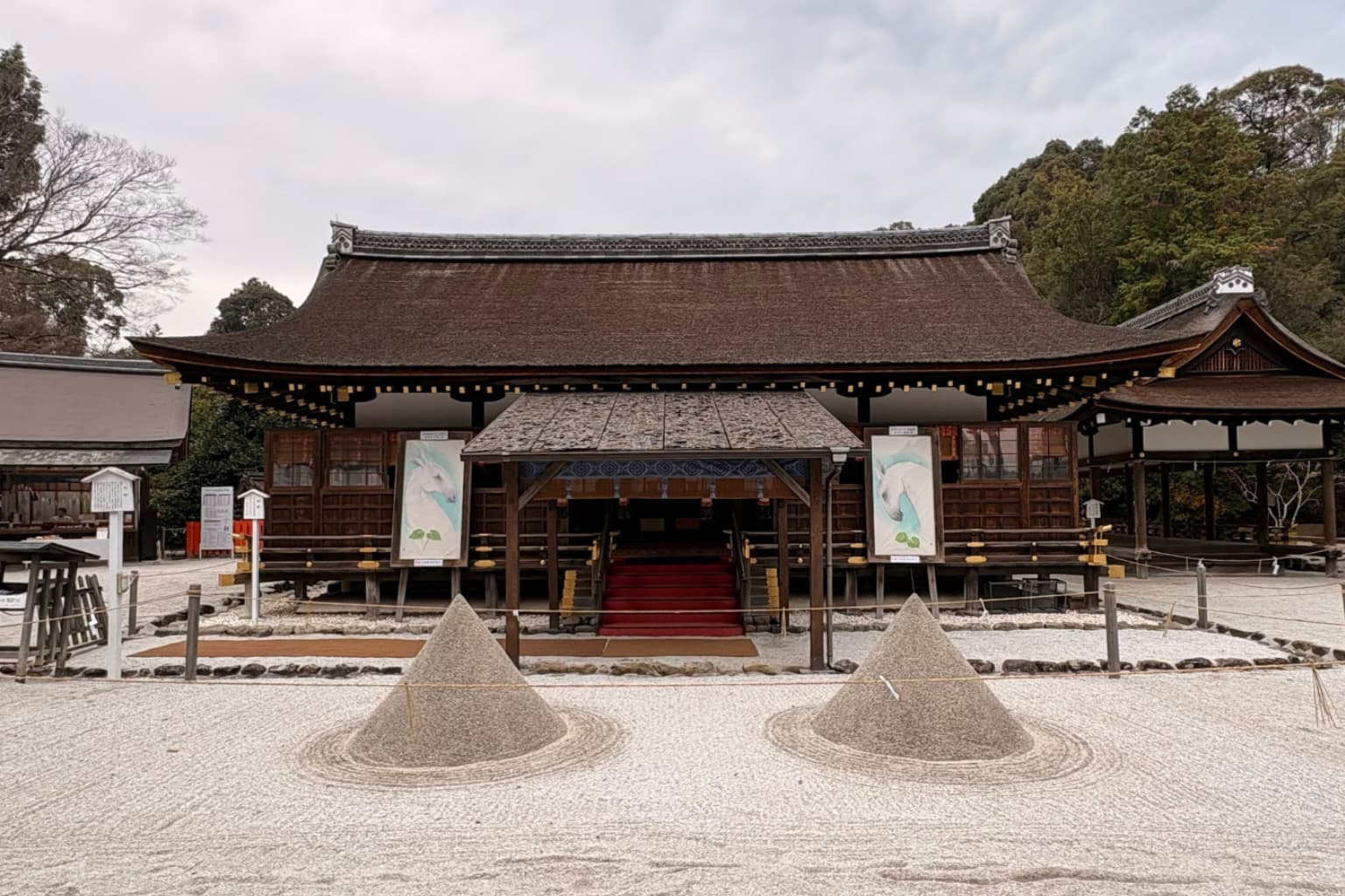 上賀茂神社記事のアイキャッチ画像（細殿前の立砂）