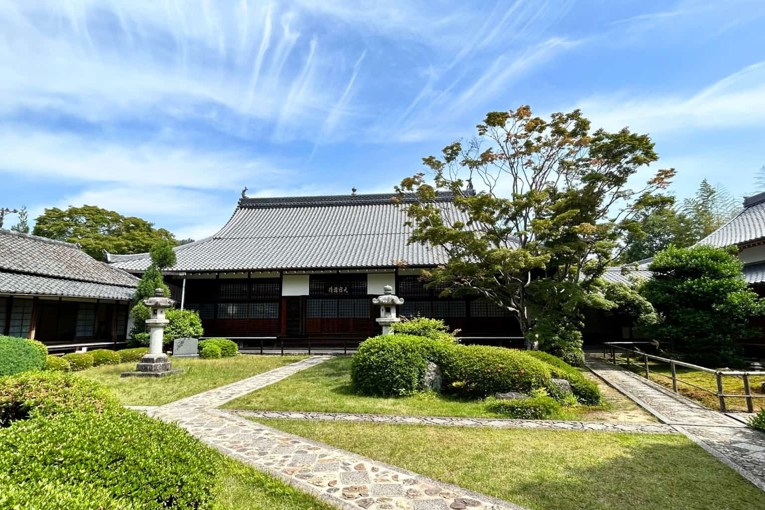 新緑の寺院の静かな境内