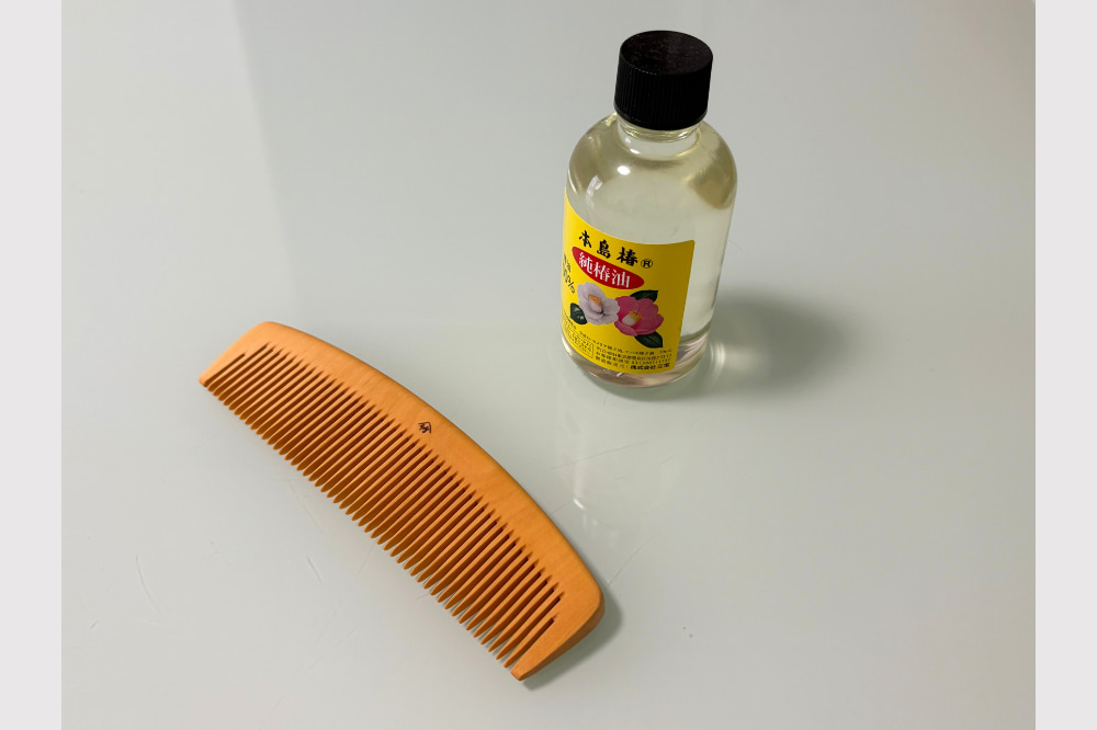 櫛とお手入れ用の椿油