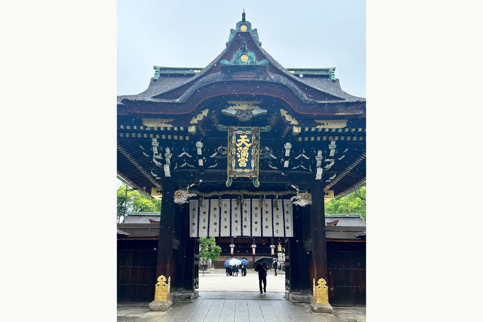 雨の北野天満宮 三光門と傘をさす参拝者（アイキャッチ）