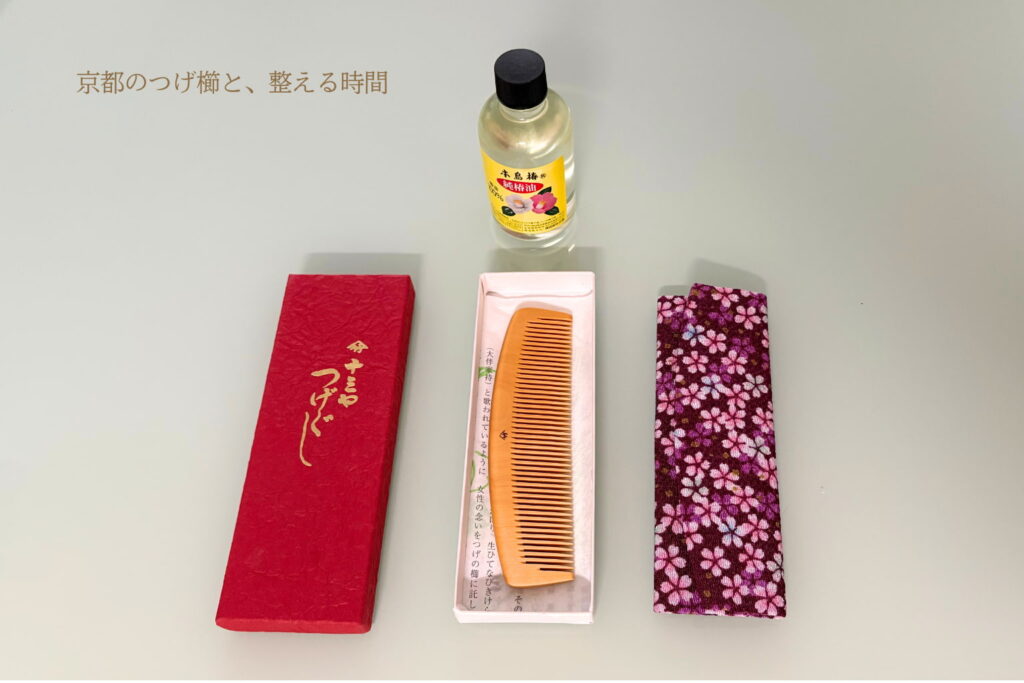 櫛の箱を開けた様子、ケース、椿油とともに(アイキャッチ画像)